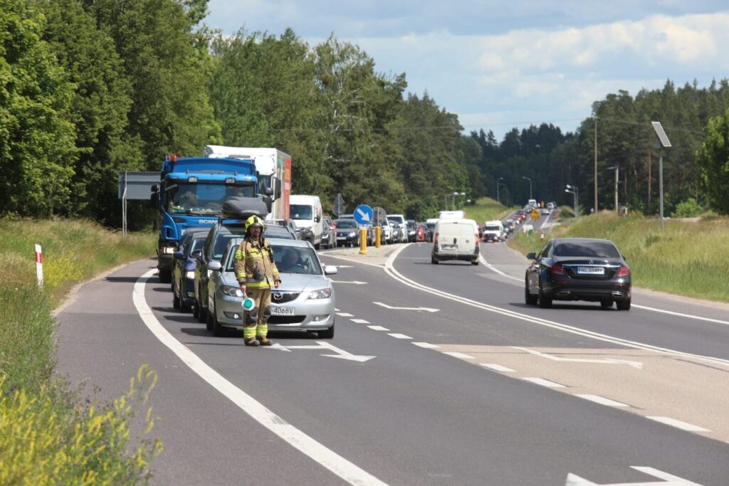 Region: Wypadek na krajowej 16. Radiowóz zderzył się z osobówkami! 17 Wojtowo 5