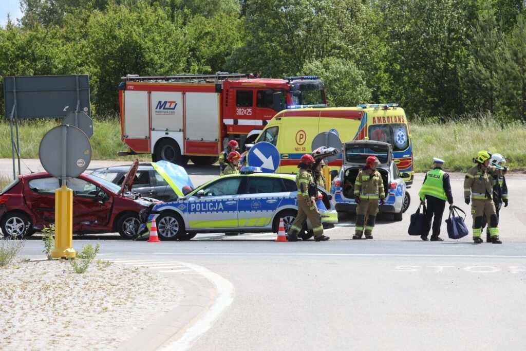 Region: Wypadek na krajowej 16. Radiowóz zderzył się z osobówkami! 20 Wojtowo 7