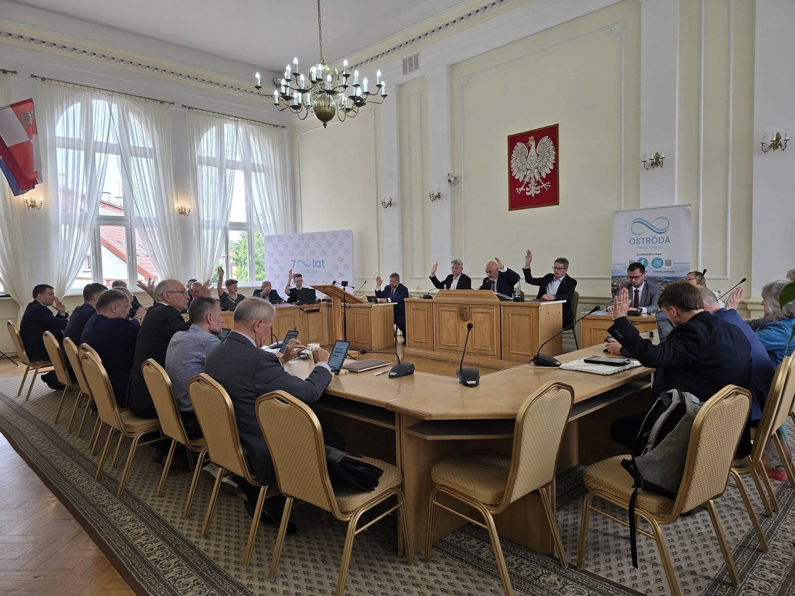 Ostróda: Burmistrz Rafał Dąbrowski z jednogłośnym wotum zaufania od radnych! 1 Wotum Zaufania Za 2024 Rok Dla Burmistrza Rafała Dąbrowskiego.