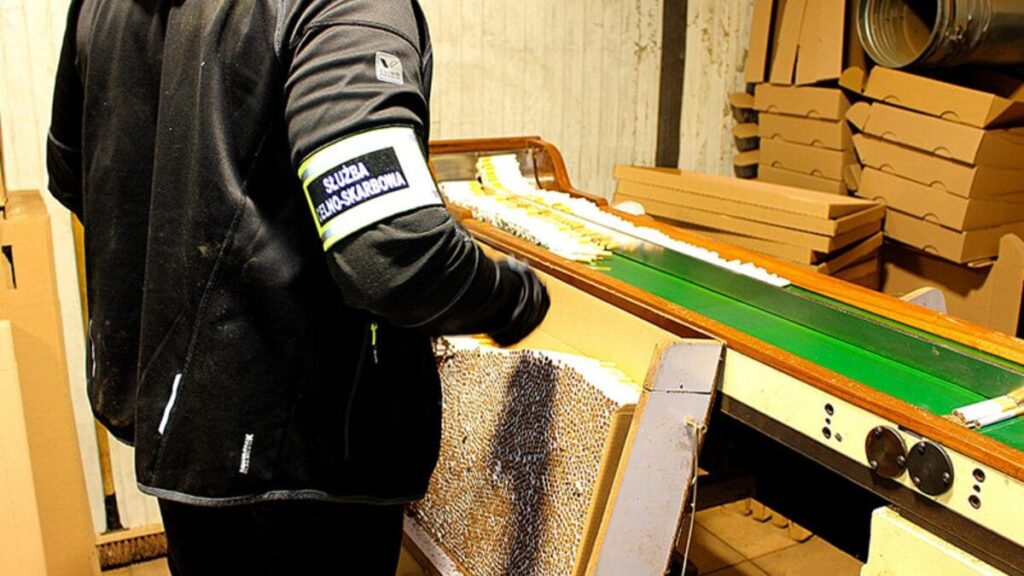 Ostródzka fabryka papierosów zamknięta przez KAS i Straż Graniczną 16 Fabryka papierosów w Ostródzie