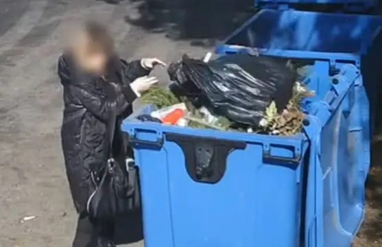 Podrzucanie Śmieci Na Cmentarzach