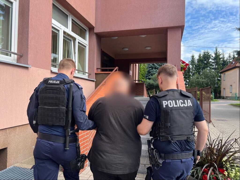 Nocny skok na Lexusa w Ostródzie – 49‑latkowie zatrzymani 4 Zatrzymany Przez Policję Mężczyzna Podejrzewany O Udział W Kradzieży Lexusa Ostróda