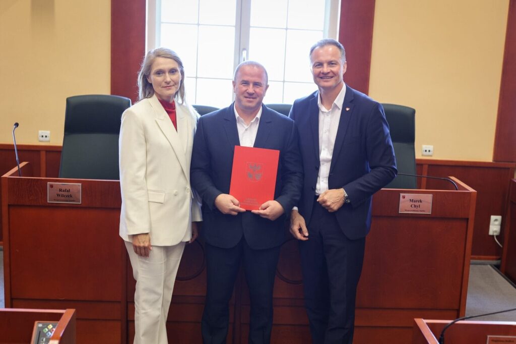 Nowoczesne wozy dla lokalnych bohaterów – Łukta, Miłakowo i Dąbrówno wzmacniają strażackie siły 4 Wójt Gminy Łukta Robert Malinowski Podpisuje Umowe Na Dofinanswanie Zakupu Wozu Strażackiego Dla Osp W Łukcie