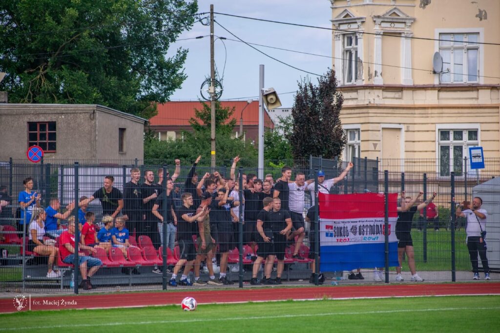 Sokół już po pierwszym meczu! Zadowolenie czy raczej niedosyt? 3 Sokół Miał Solidne Wsparcie Kibiców - Fot. Maciej Żynda/Sokół Ostróda Facebook