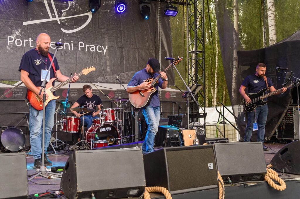 Zdjęcia Z Występu Ostródzkiego Zespołu Szkutnicy Dźwięków Podczas Letniej Edycji Festiwalu Szantowego Port Pieśni Pracy. 
