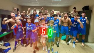 Sokół Ostróda. Radość po wygranym 6 do 0 meczu z GKSem Stawiguda.