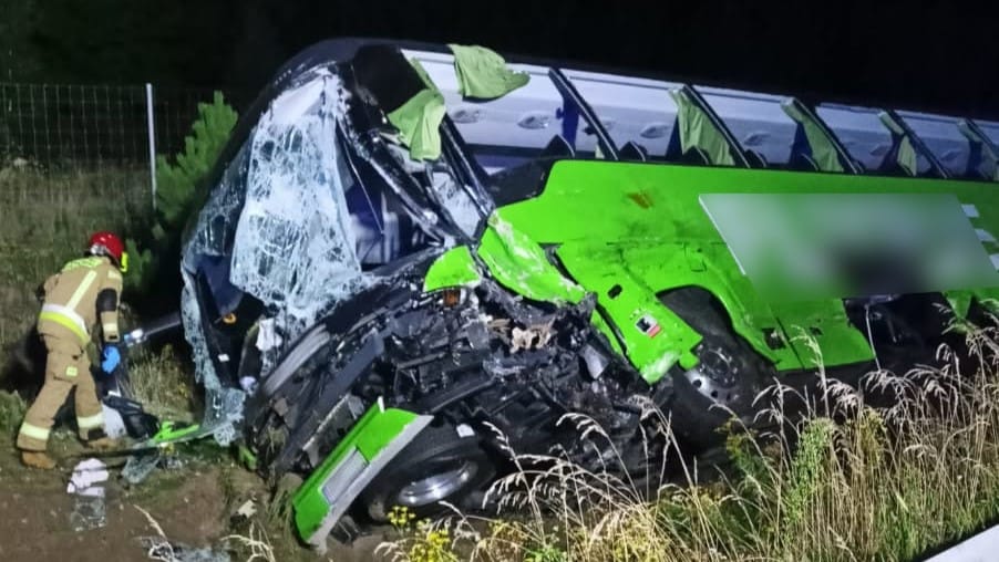 Karambol Na Drodze S7! Poszkodowanych Jest Nawet 10 Osób. Pali Się Jeden Z Pojazdów.