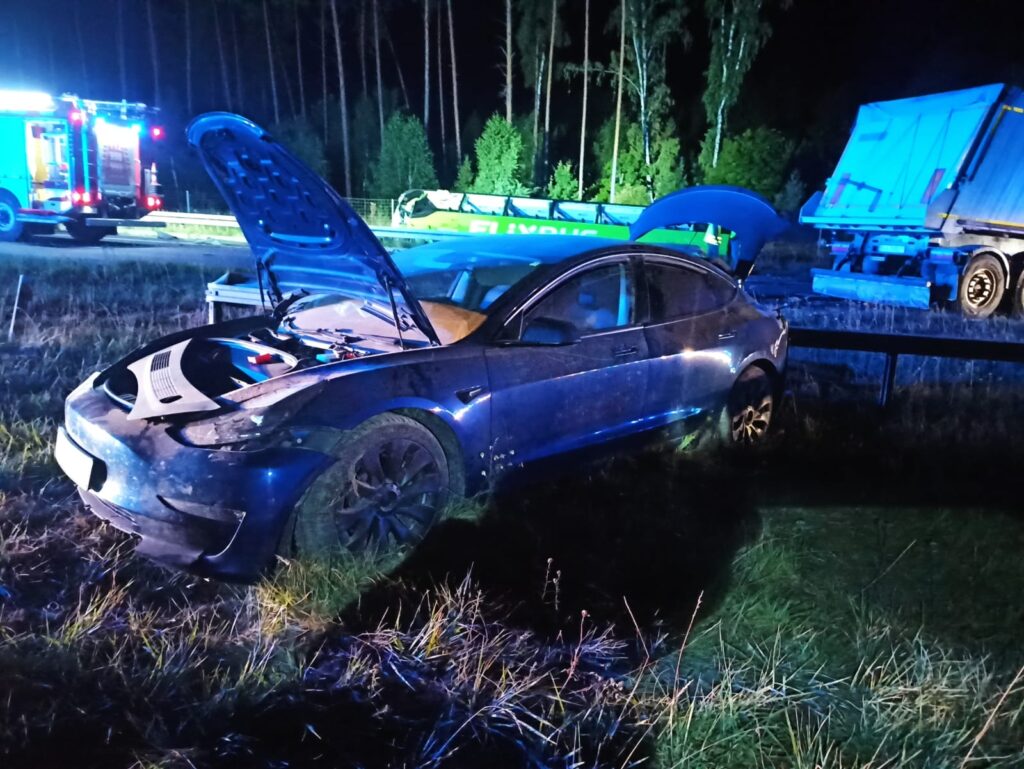 Karambol Na Drodze S7! Poszkodowanych Jest Nawet 10 Osób. Pali Się Jeden Z Pojazdów.