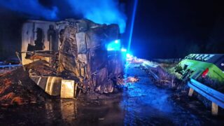 Karambol na drodze S7! Poszkodowanych jest nawet 10 osób. Pali się jeden z pojazdów.