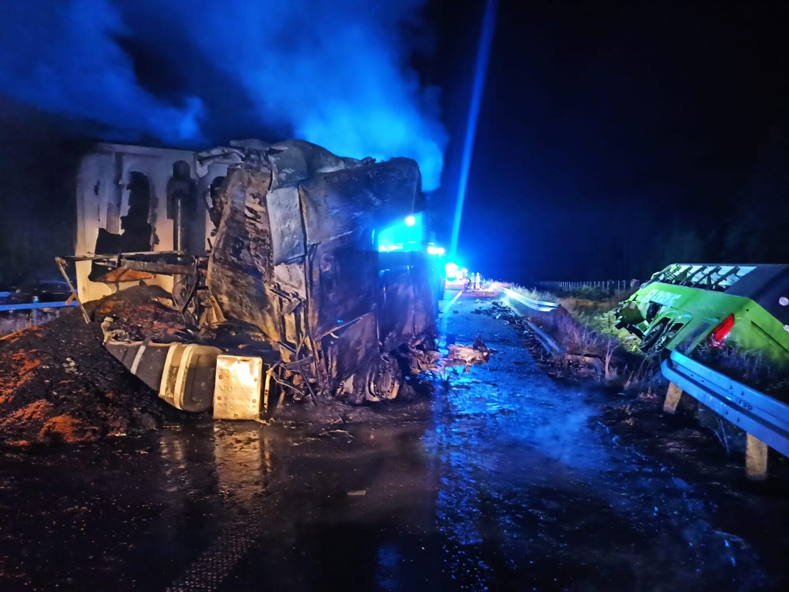 Karambol Na Drodze S7! Poszkodowanych Jest Nawet 10 Osób. Pali Się Jeden Z Pojazdów.