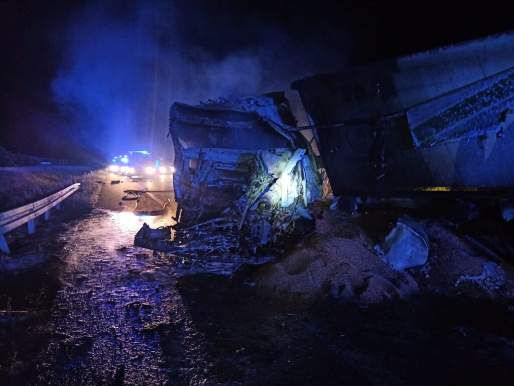 Karambol Na Drodze S7! Poszkodowanych Jest Nawet 10 Osób. Pali Się Jeden Z Pojazdów.