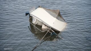 Wodniacy pomogli topielcom na jeziorze Narie. Wywróciła się łódź, którą płynęły dwie osoby.