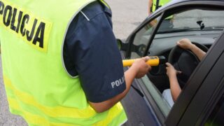 Drogówka zatrzymała pijanego kierowcę. Pasażer też musiał się tłumaczyć.