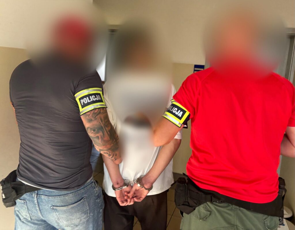 Rozbój w Ostródzie. Dwóch nastolatków pobiło i okradło mężczyznę w okolicach placu zabaw przy ulicy Mickiewicza.