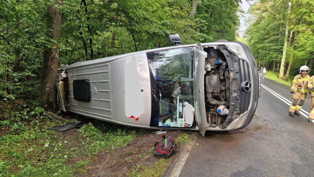 Wypadek na DK16 w gminie Ostróda. Do zdarzenia doszło dziś (25.08) po godzinie 16 w Zawadach Małych. Ze wstępnych informacji wiemy, że bus wypadł z drogi krajowej.