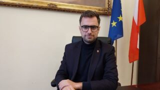 Ostróda coraz bardziej zadłużona. Burmistrz Rafał Dąbrowski chce pożyczyć 9 milionów złotych. Czy radni podniosą za tym ręce?