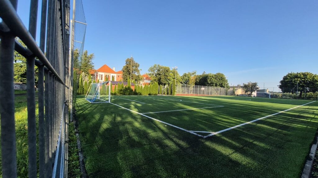 Zakończył Się Remont Orlika Przy Liceum Imienia Jana Bażyńksiego W Ostródzie. To Jedna Z Tegorocznych Inwestycji Starostwa Powiatowego W Ostródzie.