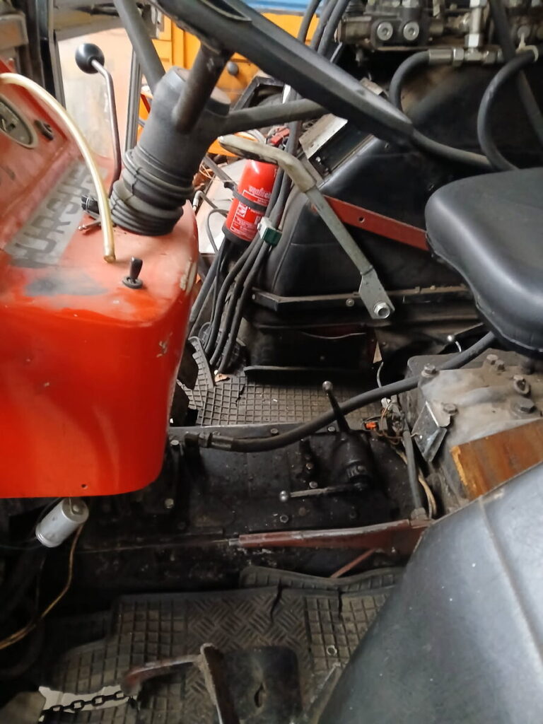 OSTRÓDA: Gratka dla fanów motoryzacji. Zarząd dróg sprzedaje ciągnik URSUS C-360! 7 Gratka Dla Fanów Motoryzacji. Zarząd Dróg Sprzedaje Ciągnik Ursus C-360!