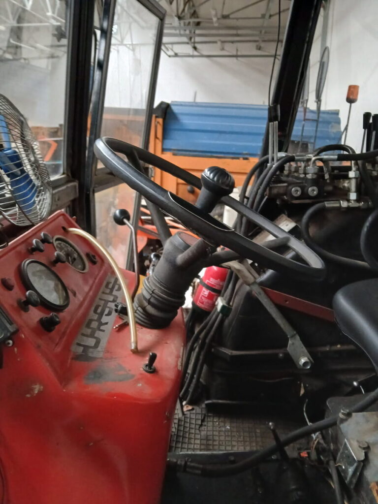 OSTRÓDA: Gratka dla fanów motoryzacji. Zarząd dróg sprzedaje ciągnik URSUS C-360! 6 Gratka Dla Fanów Motoryzacji. Zarząd Dróg Sprzedaje Ciągnik Ursus C-360!