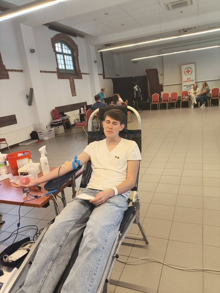 Udana akcja krwiodawstwa. Uczniowie Bażyniaka mają za sobą pierwszy raz 6 Udana Akcja Krwiodawstwa. Uczniowie Bażyniaka Mają Za Sobą Pierwszy Raz. Źródło: Liceum Ogólnokształcące W Ostródzie Imienia Jana Bażyńskiego.