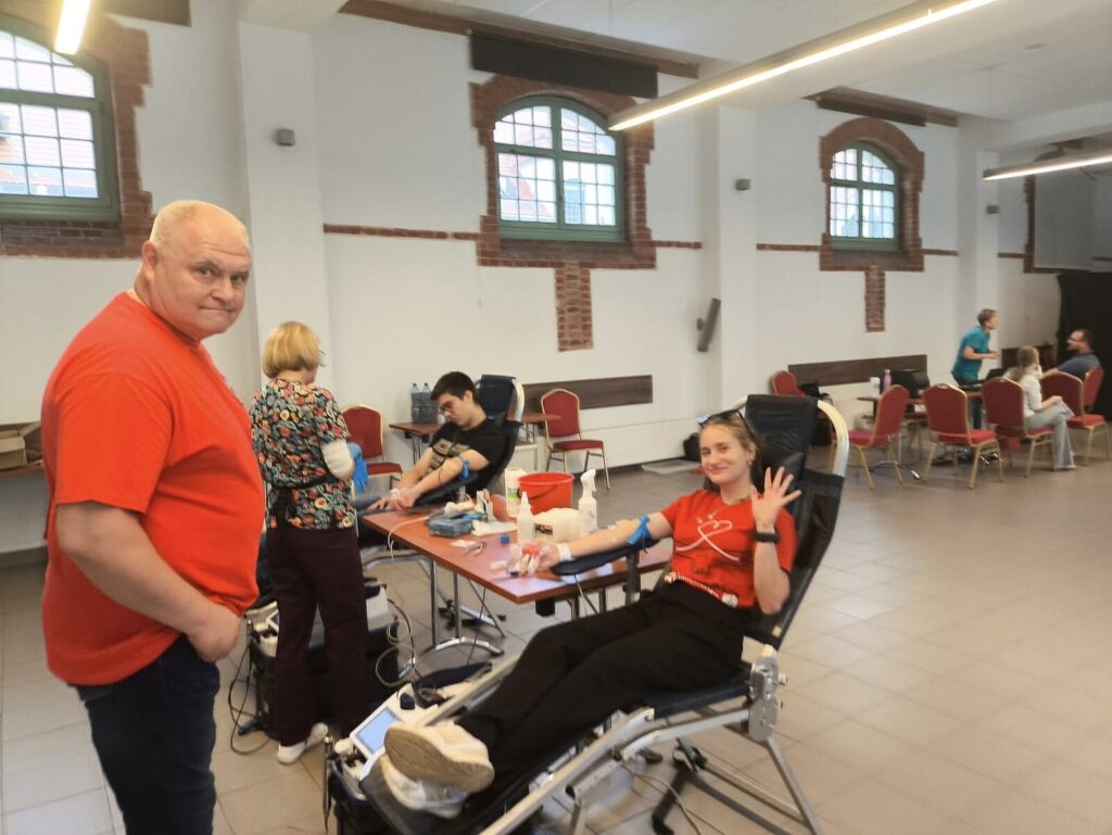 Udana akcja krwiodawstwa. Uczniowie Bażyniaka mają za sobą pierwszy raz 5 Udana Akcja Krwiodawstwa. Uczniowie Bażyniaka Mają Za Sobą Pierwszy Raz. Źródło: Liceum Ogólnokształcące W Ostródzie Imienia Jana Bażyńskiego.