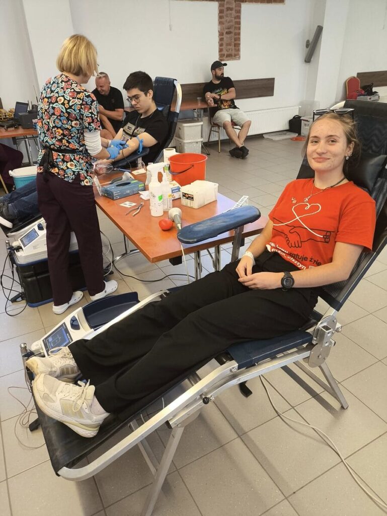 Udana akcja krwiodawstwa. Uczniowie Bażyniaka mają za sobą pierwszy raz 3 Udana Akcja Krwiodawstwa. Uczniowie Bażyniaka Mają Za Sobą Pierwszy Raz. Źródło: Liceum Ogólnokształcące W Ostródzie Imienia Jana Bażyńskiego.