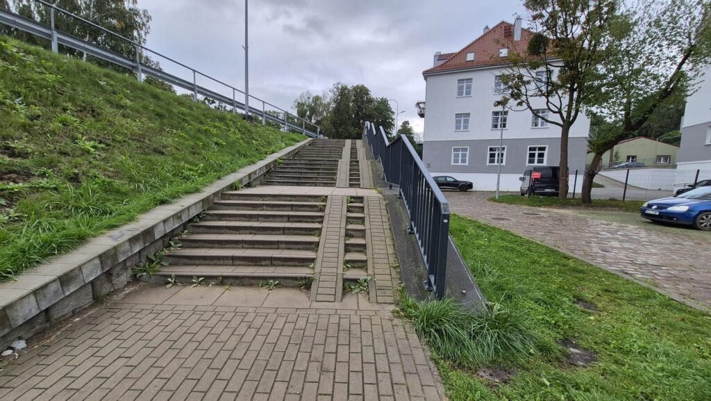 „Schody grozy” bez poręczy. Mieszkańcy proszą o działanie starosty i burmistrza 2 Schody Grozy