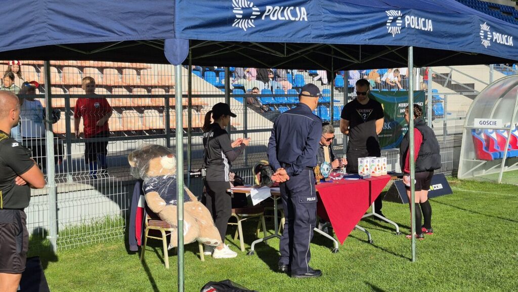 Zagrali Dla Wiktora. Policjanci I Samorządowcy Zjednoczeni W Szczytnym Celu.