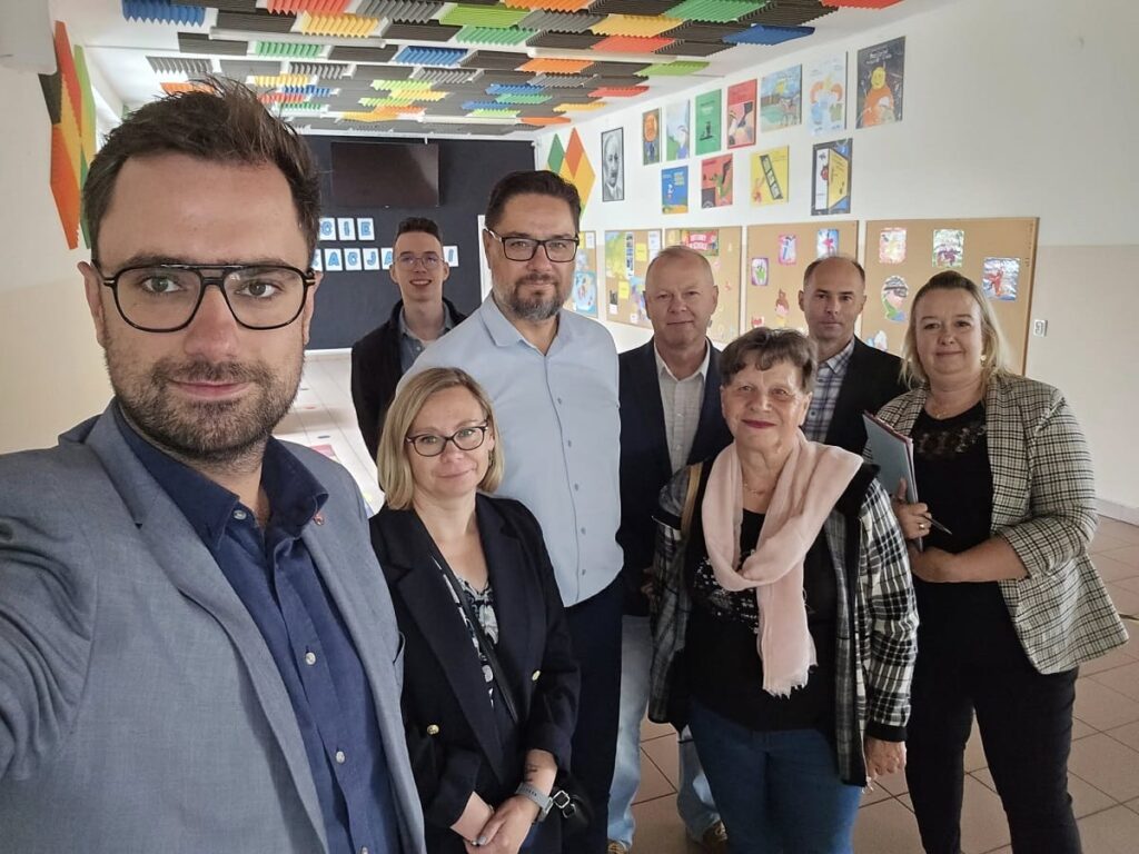 Wizytacja Burmistrza, Urzędników I Radnych W Szkole Podstawowej Numer 6 W Ostródzie.