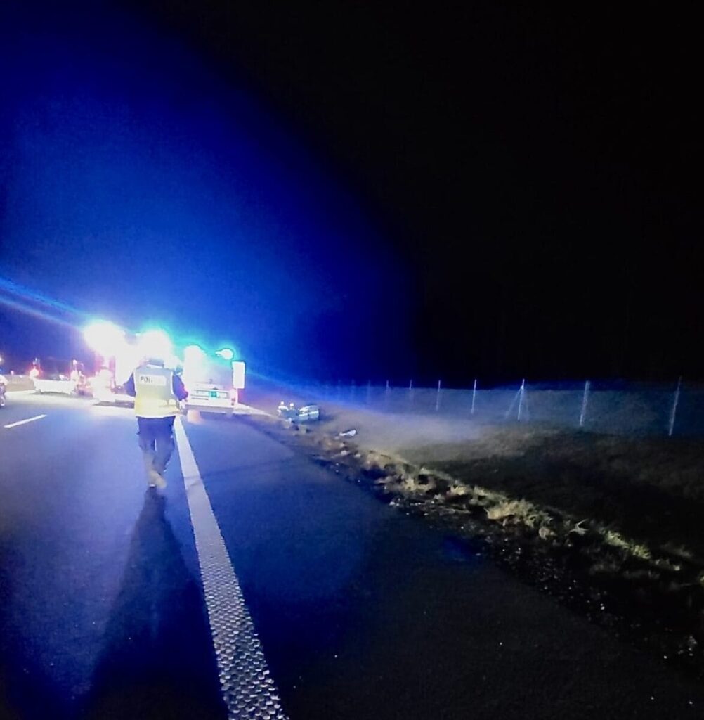 Czołówka na krajowej 16 w Samborowie. Osobówka zderzyła się z busem 13 Wypadek w Samborowie
