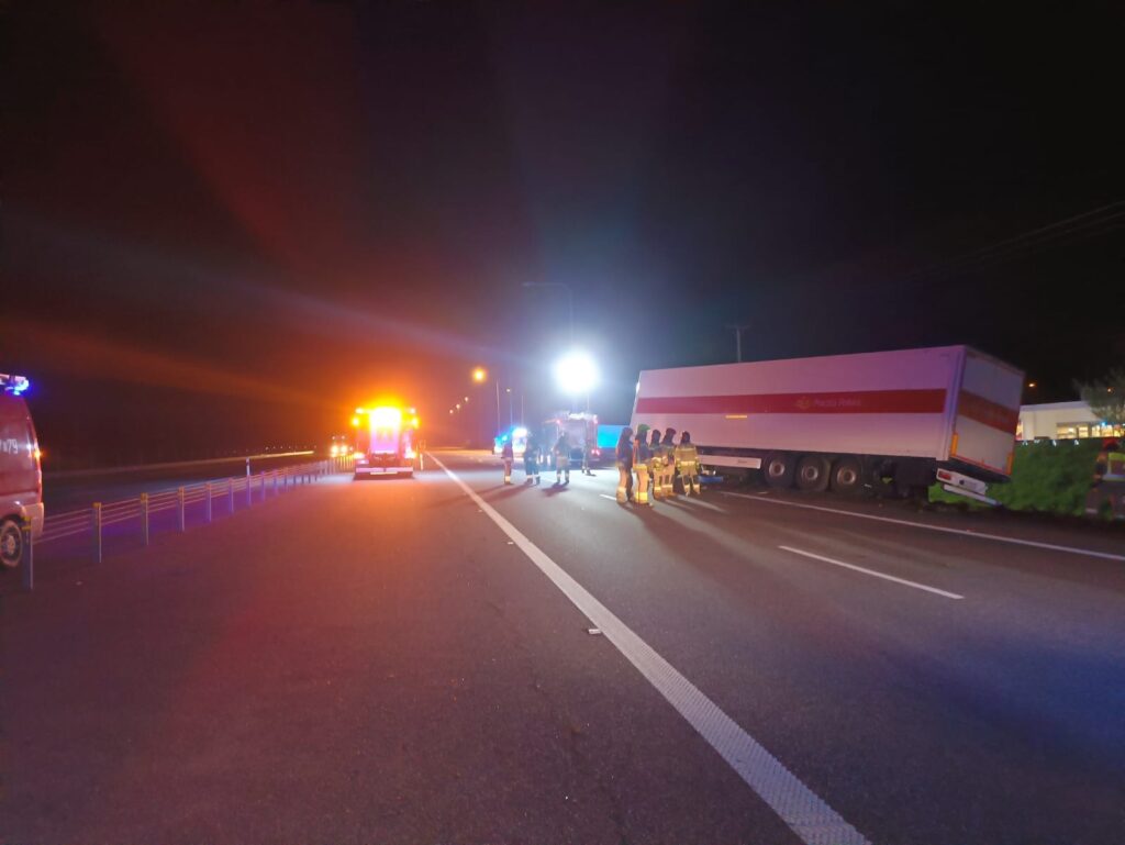 Ciężarówka Poczty Polskiej w rowie. Nocna akcja na ekspresowej siódemce 5 Ciężarówka Poczty Polskiej W Rowie