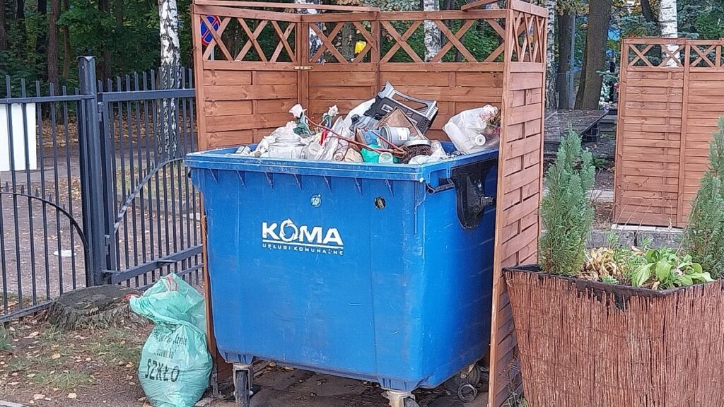 Dodatkowe śmietniki przy cmentarzach w Ostródzie. Rachunek za "pamięć" będzie wysoki! 2 Dodatkowe Śmietniki Przy Cmentarzach W Ostródzie