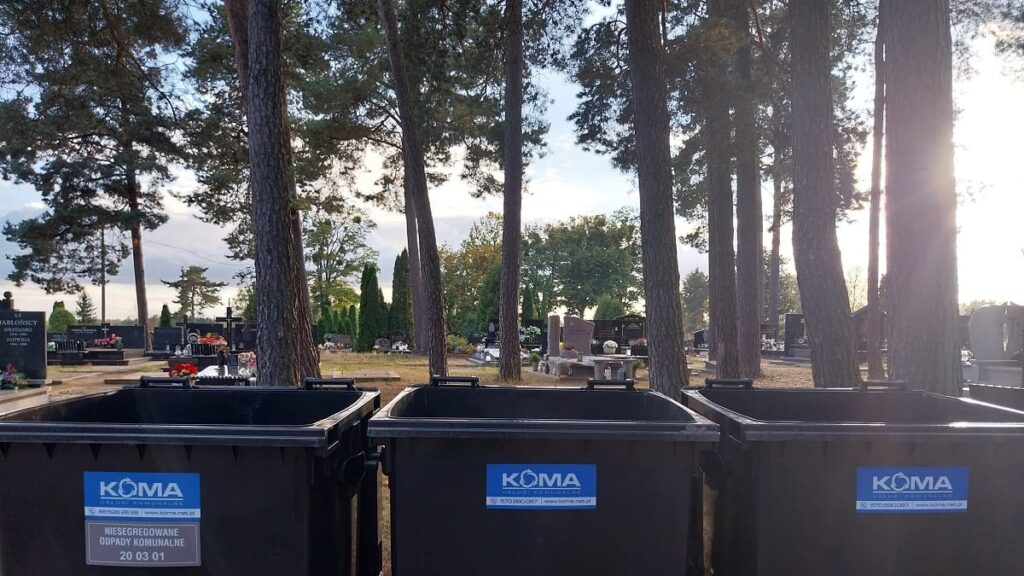 Dodatkowe śmietniki przy cmentarzach w Ostródzie