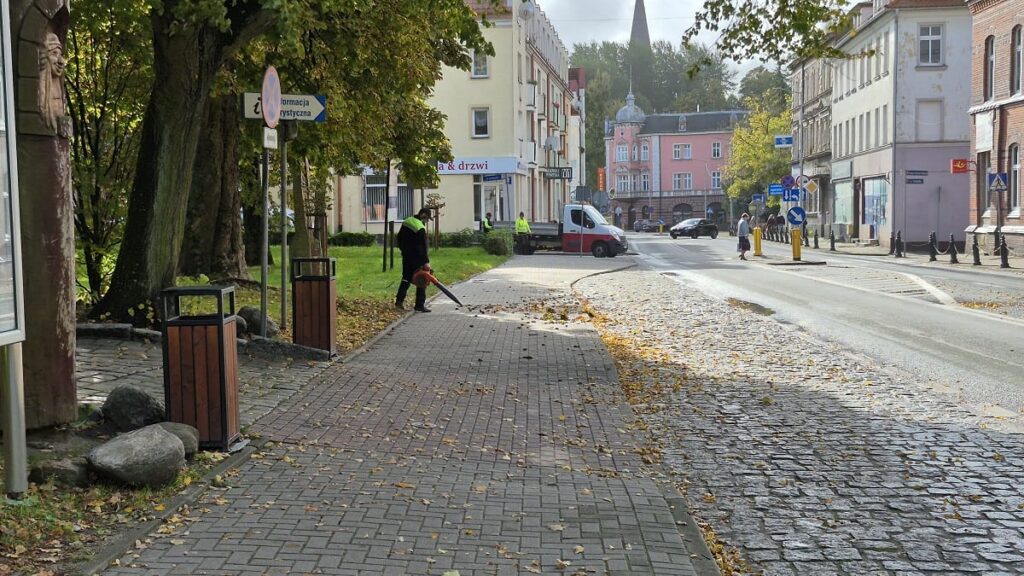 Dmuchawy zamienili na miotły. Prośba części mieszkańców spełniona 3 Dmuchawy Zamienili Na Miotły. Prośba Radnego Krzyżanowskiego Spełniona