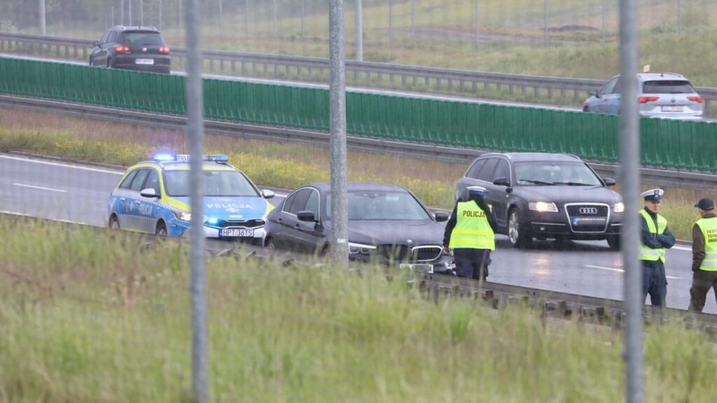 Wypadek na drodze ekspresowej S7. Zderzyły się dwa pojazdy 14 Wypadek na drodze ekspresowej S7. Zderzyły się dwa pojazdy
