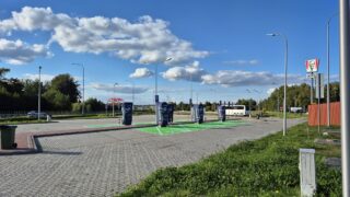 Światowy gigant rozbudowuje stacje ładowania elektryków w Ostródzie