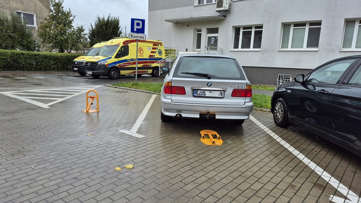 Parking pod przychodnią w Ostródzie - nawet ratownicy nie mają gdzie parkować! 1 Parking Pod Przychodnią W Ostródzie - Nawet Ratownicy Nie Mają Gdzie Parkować!