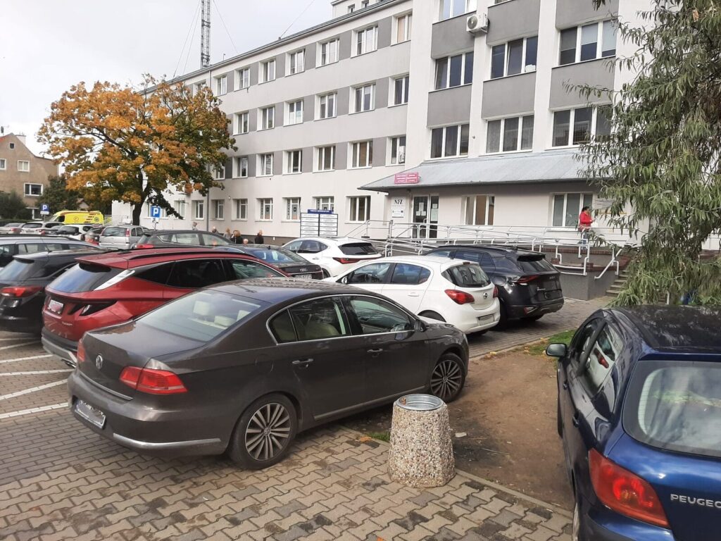 Parking pod przychodnią w Ostródzie - nawet ratownicy nie mają gdzie parkować! 2 Parking Pod Przychodnią W Ostródzie - Nawet Ratownicy Nie Mają Gdzie Parkować!