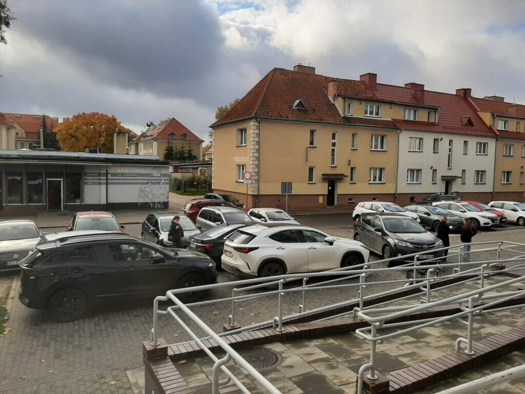 Parking pod przychodnią w Ostródzie - nawet ratownicy nie mają gdzie parkować! 3 Parking Pod Przychodnią W Ostródzie - Nawet Ratownicy Nie Mają Gdzie Parkować!