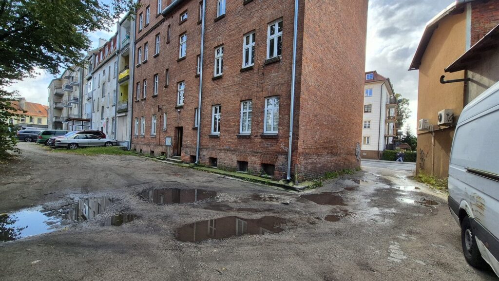 Miejsca postojowe na wagę złota. Ostródzianie chcą kart parkingowych! 3 Miejsca Postojowe Na Wagę Złota. Ostródzianie Chcą Kart Parkingowych!