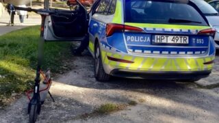 Spadli z hulajnogi i wylądowali pod kołami osobówki! Akcja jednoślad w Ostródzie