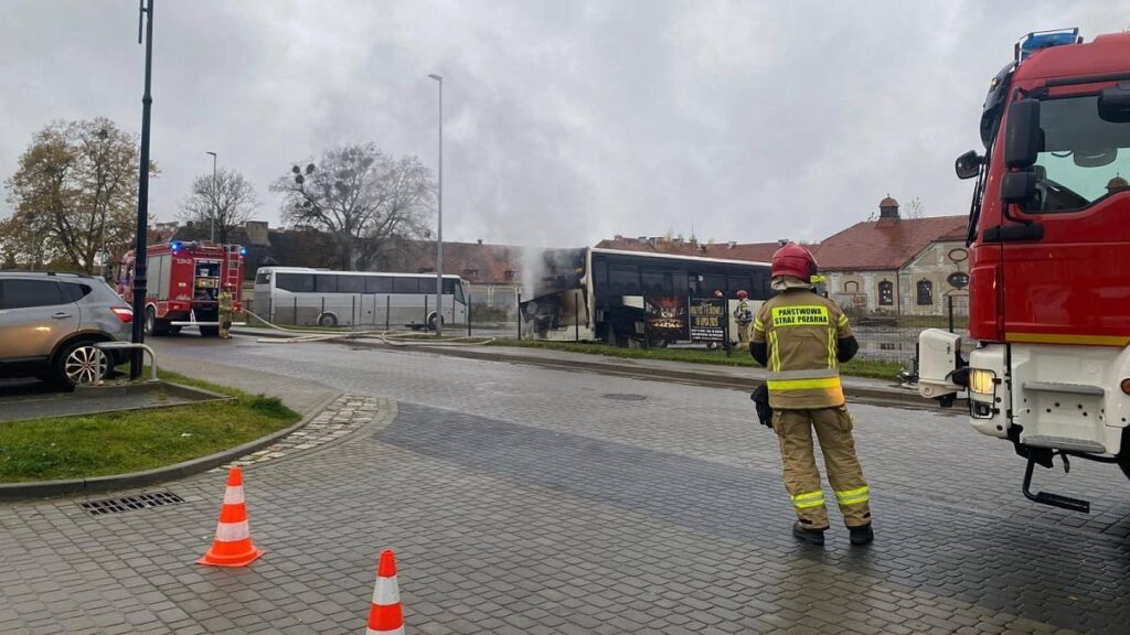 Pożar autobusu w Ostródzie. Miały nim pojechać dzieci do szkoły! 2 Pożar Autobusu W Ostródzie. Miały Nim Pojechać Dzieci Do Szkoły!