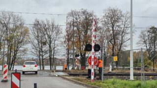 Zniszczony szlaban kolejowy w Ostródzie. Surowa kara dla sprawcy