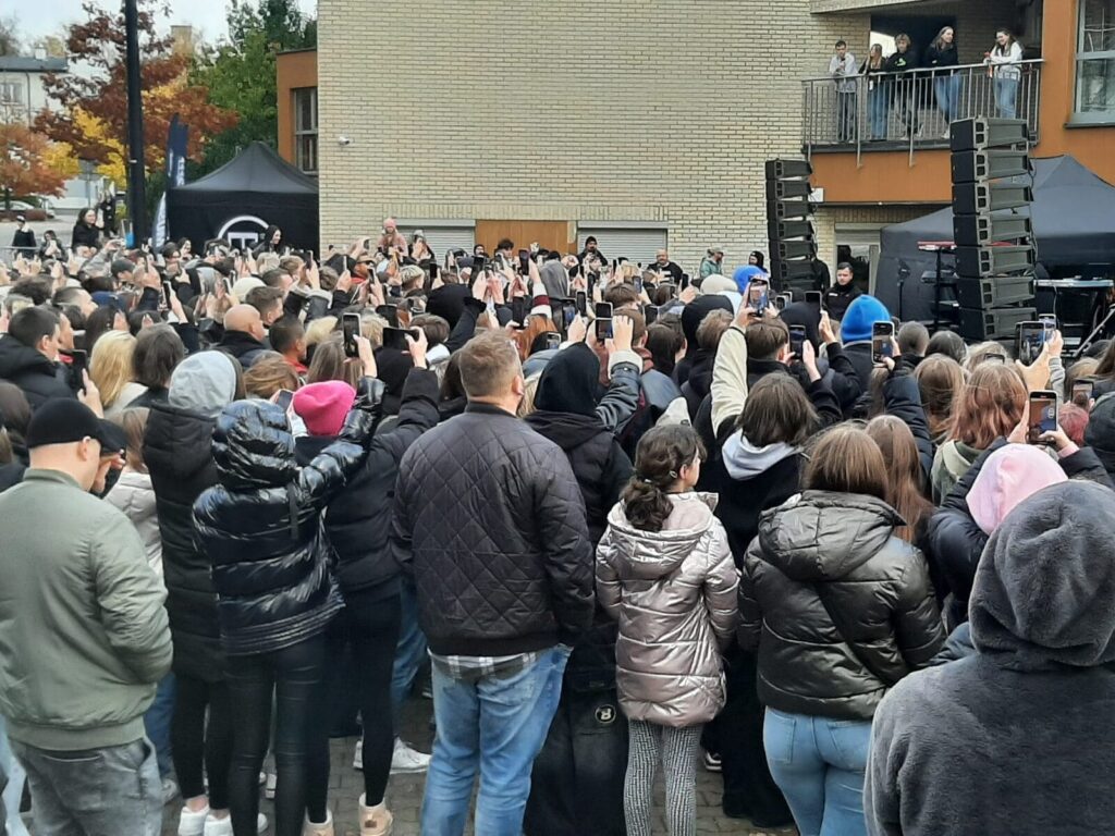 Sobel zagrał w Ostródzie. Fani docenili jego spontaniczny koncert! 8 Sobel Zagrał W Ostródzie. Fani Docenili Jego Spontaniczny Koncert!