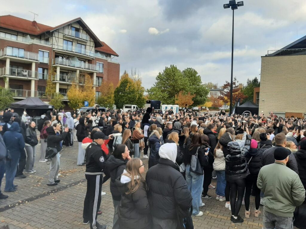 Sobel zagrał w Ostródzie. Fani docenili jego spontaniczny koncert! 7 Sobel Zagrał W Ostródzie. Fani Docenili Jego Spontaniczny Koncert!