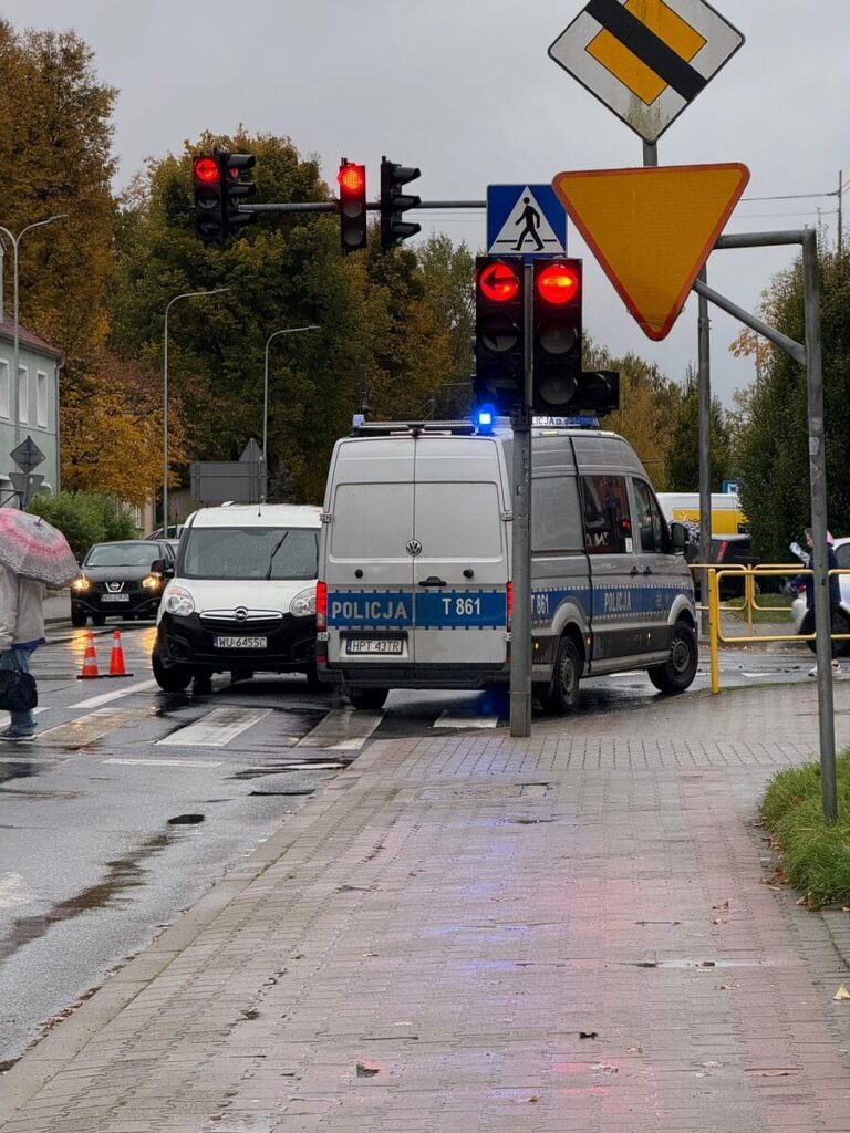 Poranna kolizja w Ostródzie. Osobówka wjechała w ciężarówkę! 3 Poranna Kolizja W Ostródzie. Policja Apeluje O Ostrożną Jazdę!