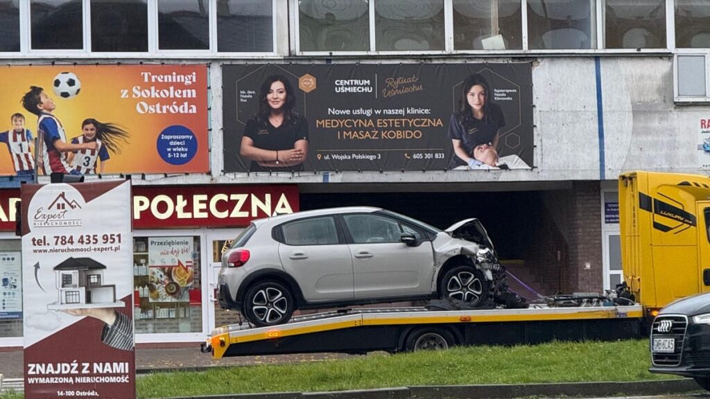Poranna kolizja w Ostródzie. Osobówka wjechała w ciężarówkę! 18 Poranna kolizja w Ostródzie. Policja apeluje o ostrożną jazdę!
