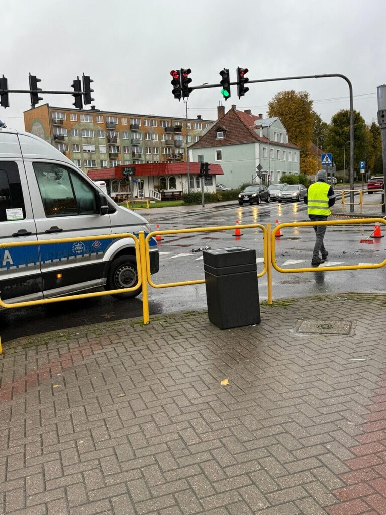 Poranna kolizja w Ostródzie. Osobówka wjechała w ciężarówkę! 4 Poranna Kolizja W Ostródzie. Policja Apeluje O Ostrożną Jazdę!