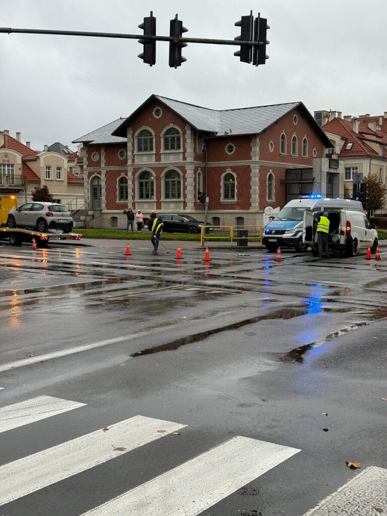 Poranna kolizja w Ostródzie. Osobówka wjechała w ciężarówkę! 2 Poranna Kolizja W Ostródzie. Policja Apeluje O Ostrożną Jazdę!