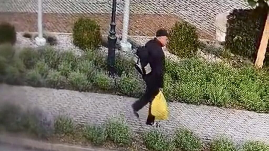 Policja publikuje wizerunek złodzieja i prosi o pomoc. Chodzi o włamanie do ostródzkiej parafii 2 Policja Publikuje Wizerunek Złodzieja I Prosi O Pomoc. Chodzi O Włamanie Do Ostródzkiej Parafii